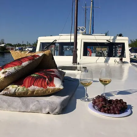 *amazing! Mara Designer Boat Close 2 Amsterdam* بوتيل