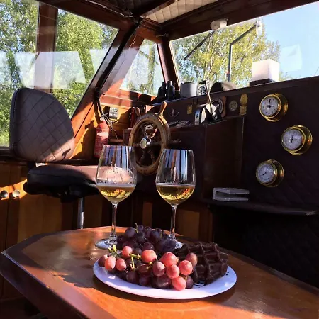 *amazing! Mara Designer Boat Close 2 Amsterdam* بوتيل آلسمير